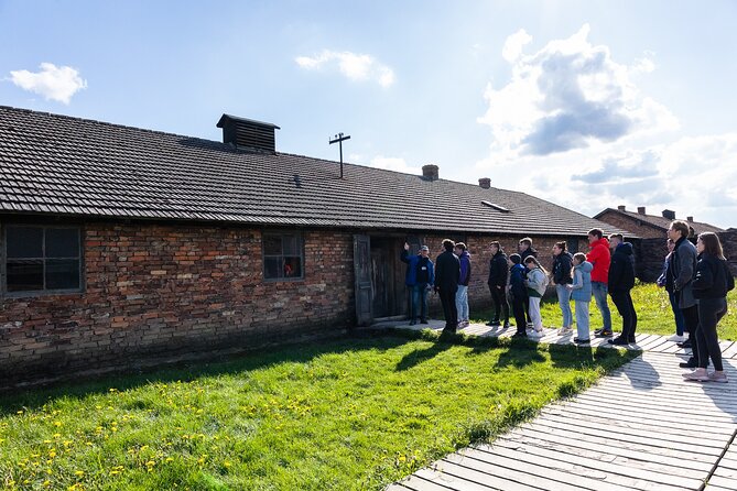 Auschwitz-Birkenau: Day Trip & Transfer from Kraków - Guide quality, communication, and the biggest things to watch on a long day