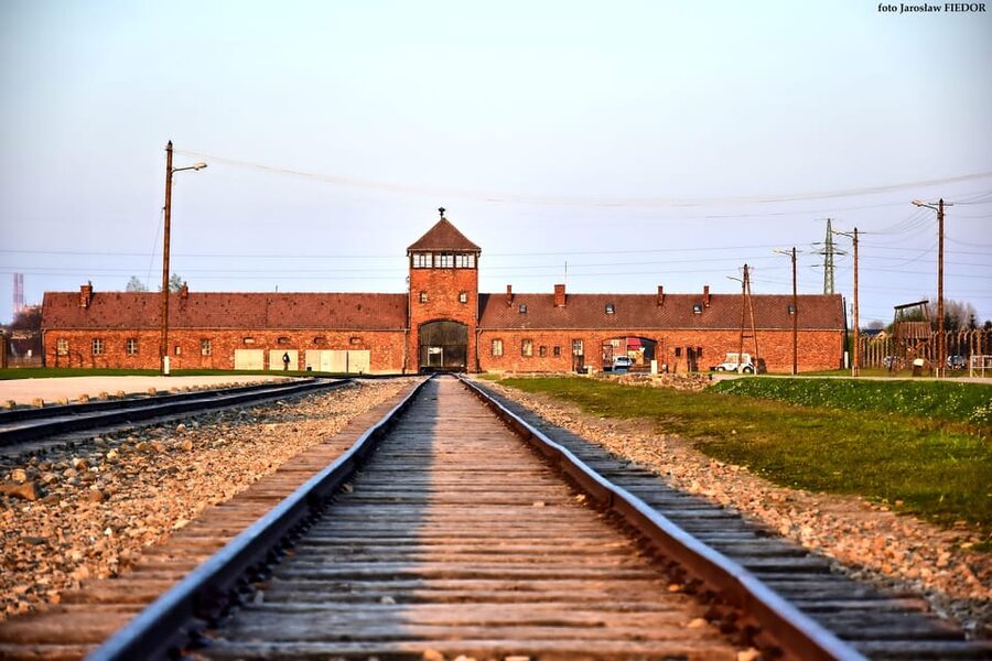 Auschwitz-Birkenau: Guided Tour and Skip-The-Line Ticket - The short break: lunch, then the 2 km move to Brzezinka