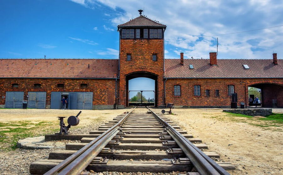 Auschwitz-Birkenau: Guided Tour with Fast Track Ticket - Timing and how to choose between 3 hours and a longer visit