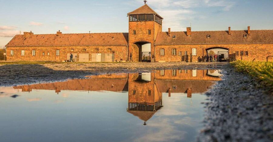 Auschwitz-Birkenau: Skip-the-Line Entry Ticket & Guided Tour - The switch between camps: short breaks and careful logistics