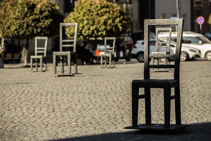 Cracow - Guided Tour of the Jewish Ghetto - Plac Bohaterów Getta: the square where names became departures