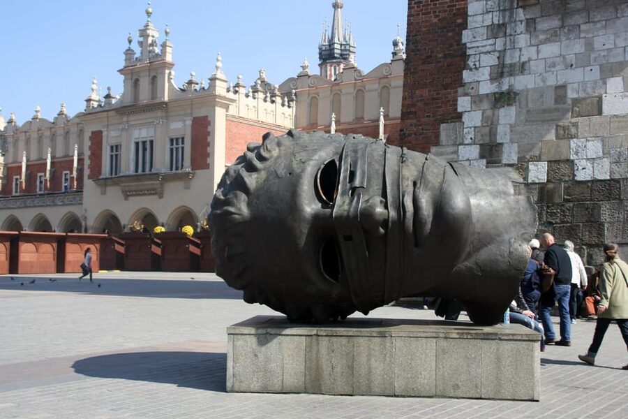 Cracow's Old Town sightseeing & St. Mary's Basilica Visit - Main Square First, Then the Market Square Axis That Shapes Kraków