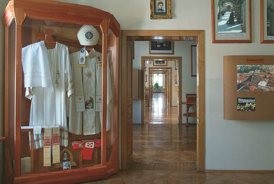 Day Tour: Traces of Pope John Paul II near Krakow - Łagiewniki: Sanctuary of Divine Mercy and the Faustina Connection
