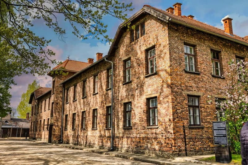 From Krakow: Auschwitz-Birkenau Guided Tour & Transport - The short transfer between camps: 15 minutes that changes the entire experience