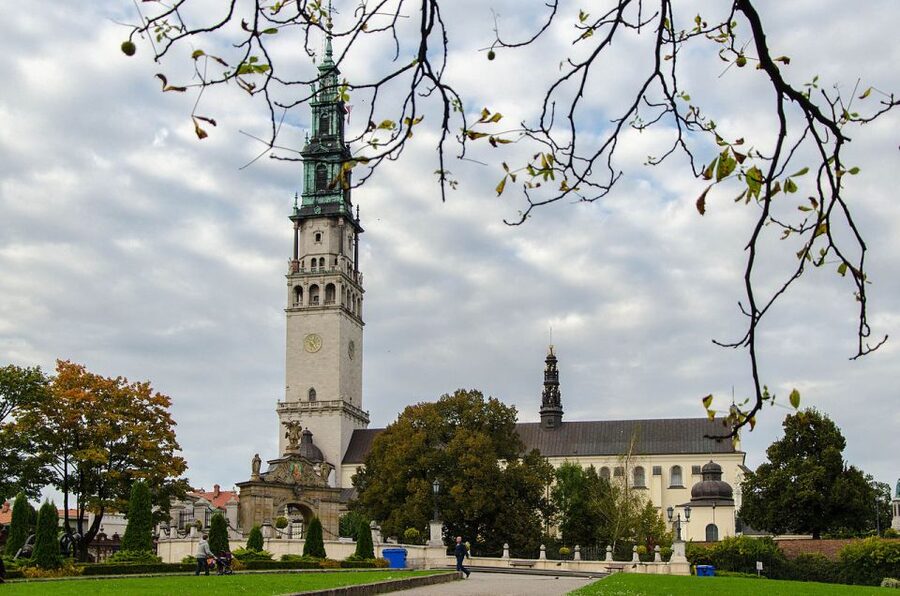 From Krakow: Częstochowa, Black Madonna and Lagiewniki Tour - How the day tour really works from Kraków