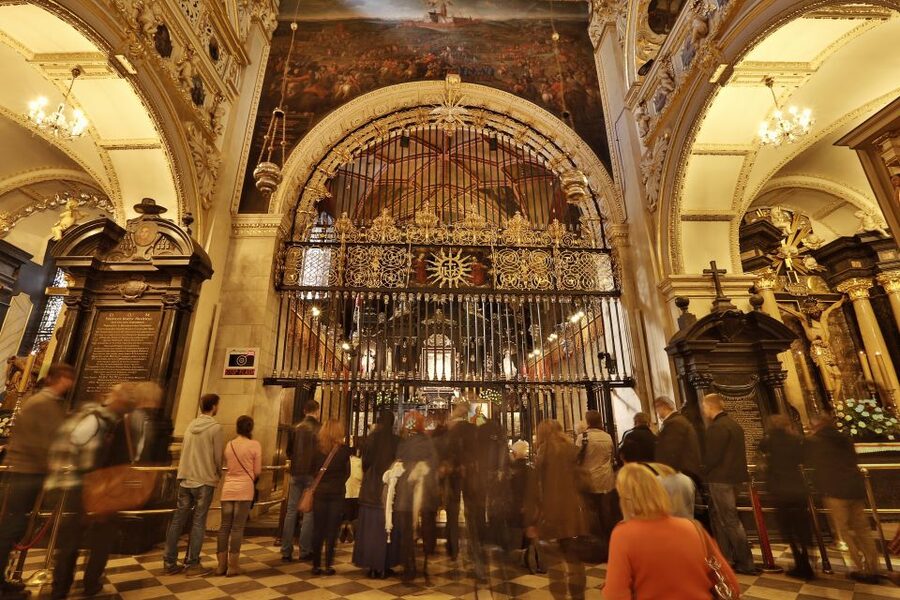 From Krakow: Czestochowa - The Black Madonna - Arrival at Jasna Góra: walking in with the right context
