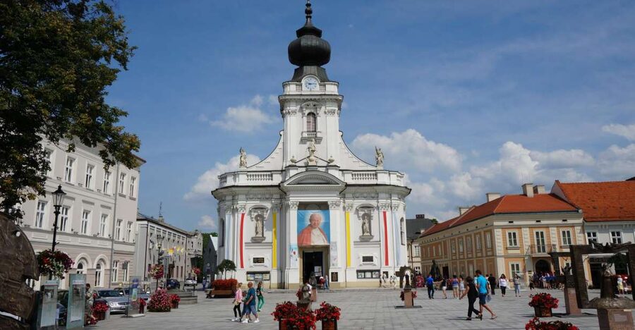 From Krakow: Full-Day Wadowice & Czestochowa Tour - Wadowice church front and the John Paul II Museum stop