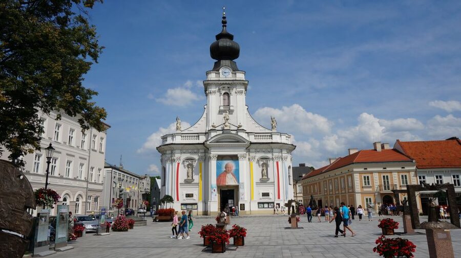 From Krakow: Full-Day Wadowice & Czestochowa Tour - From Krakow to Wadowice: using the 40-minute ride smartly