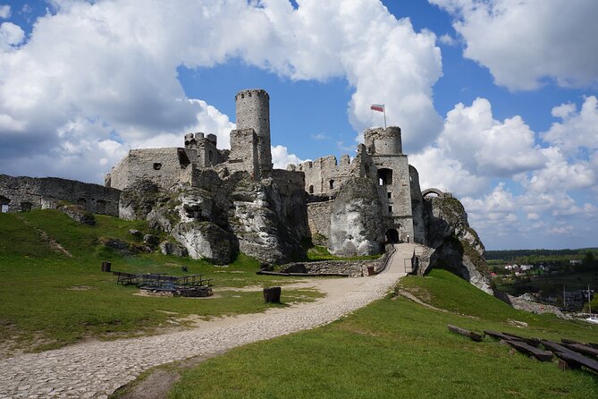 From Krakow: Ojcow National Park and Pieskowa Skala Castle - Driving through Ojców National Park: the fast way to see Jurassic rock formations