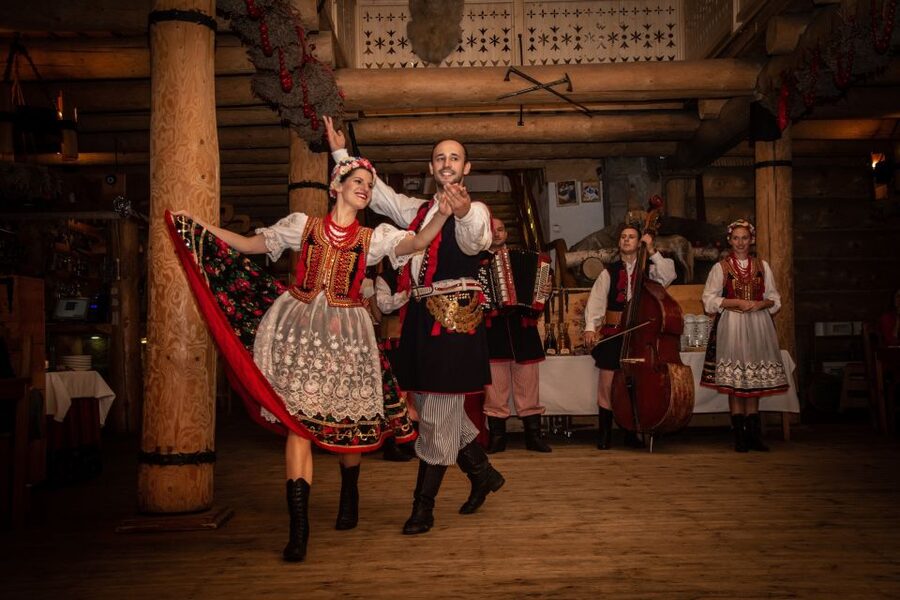 From Krakow: Polish Folk Show with All-You-Can-Eat Dinner - The Food Plan: 3 Courses, Cold and Warm Buffets, and Unlimited Drinks