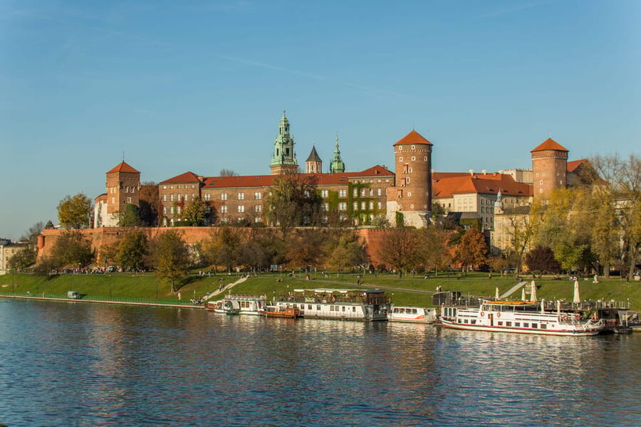 Guided Tour of the Wawel Castle & Cathedral in Cracow - First stop: meeting your guide and lining up for fast entry