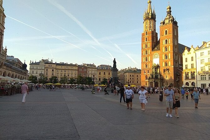 Historic Krakow : Old Town & Wawel Castle Walking tour - The guide and group experience: hearing stories without getting lost