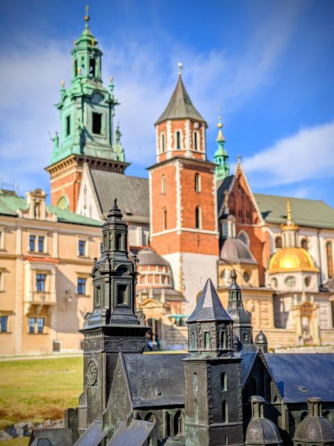 Krakauer old town tour - Wawel dragon and the castle courtyard, where legend meets stone