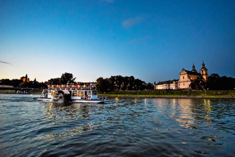 Krakow: 1-Hour Evening Vistula River Cruise - On Board Comfort: Deck Views, Warmth, and the Bar
