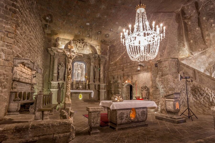 Krakow: Auschwitz and Wieliczka Salt Mine Combo Tour - Getting to Auschwitz from Krakow, and why the early start matters