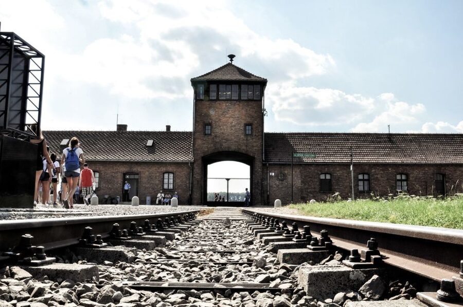 Krakow: Auschwitz-Birkenau Guided Tour Pickup/Lunch Options - Why this Auschwitz-Birkenau trip from Krakow is a full-day experience