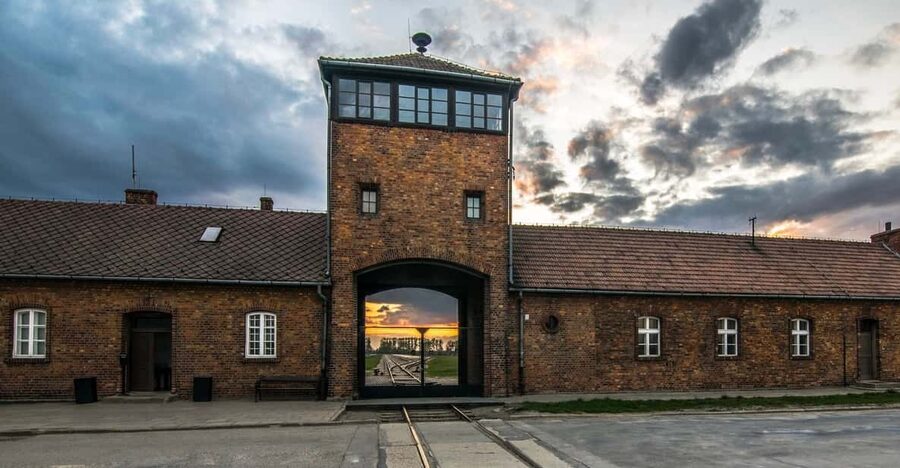 Krakow: Auschwitz-Birkenau Guided Tour with Pickup & Lunch - Skip-the-Line Entry and Security: The First Timing Reality Check
