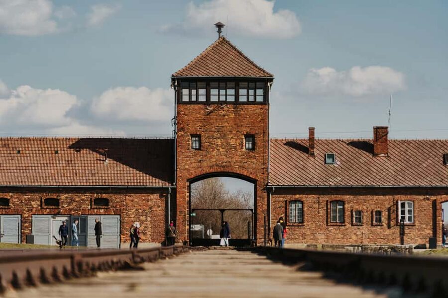 Krakow: Auschwitz-Birkenau Guided Tour with Transportation - Arrival and the break at the Auschwitz-Birkenau Memorial