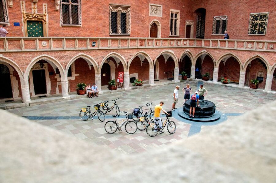 Krakow: Bike Tour of Old Town, Jewish Quarter and the Ghetto - Vistula views and the Wawel Royal Castle stretch you will remember