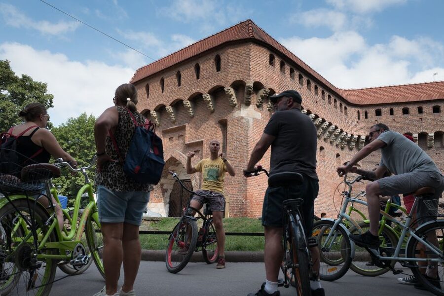 Krakow: Bike Tour of Old Town, Jewish Quarter and the Ghetto - Kazimierz: where the vibe shifts, from plac Nowy to Szeroka Street