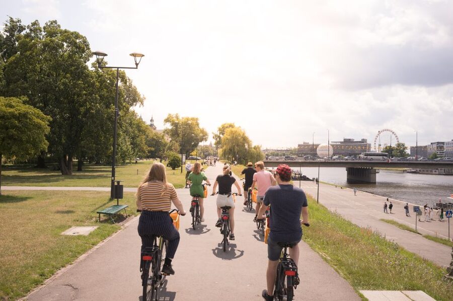 Krakow: Bike Tour of Old Town, Jewish Quarter and the Ghetto - Pacing, group size, and how guides keep the ride smooth
