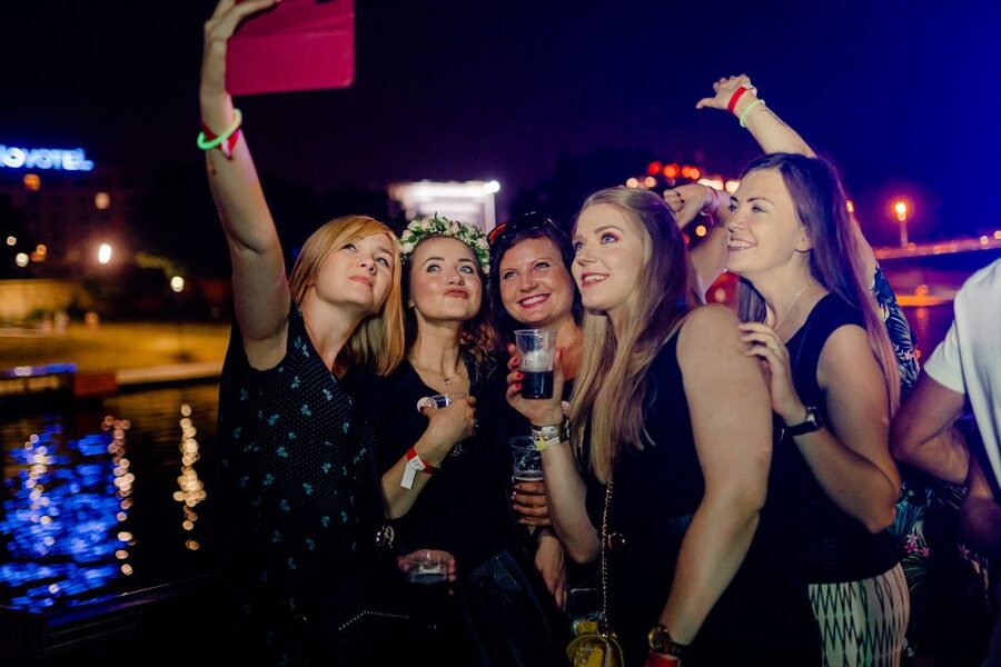 Krakow: Boat Party with Unlimited Drinks - Pub Crawl and VIP Club Stops: How the Night Moves Off the Water