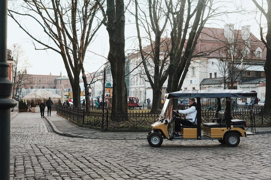 Krakow: City Sightseeing Tour by Golf Cart - Ciemna Street to the synagogues and old cemetery