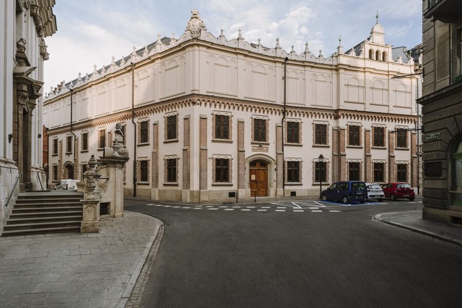 Krakow: Czartoryski Museum Tour / Entrance with Krakow Card - What your guided English option adds at Czartoryski