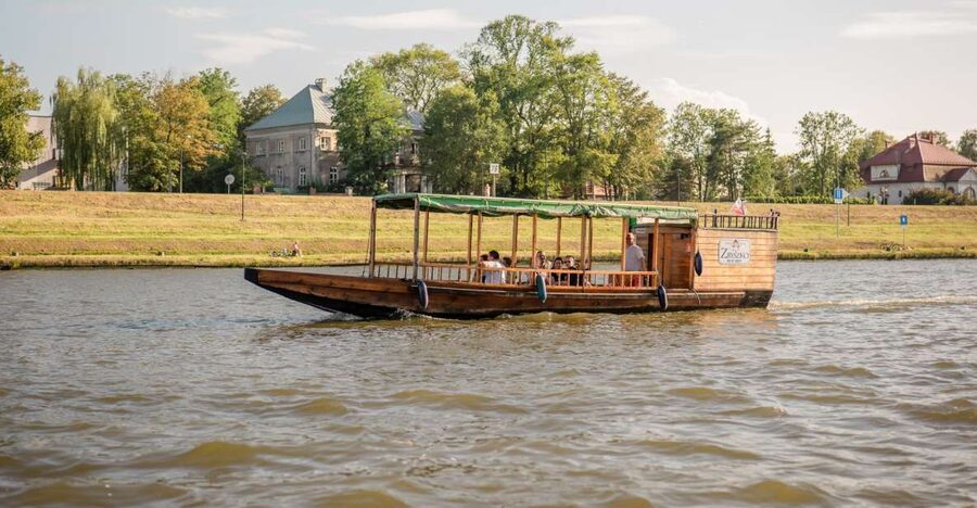 Krakow: Early Bird Vistula River Sightseeing Cruise - Meeting at the Kapitan Victor pier by the Sheraton
