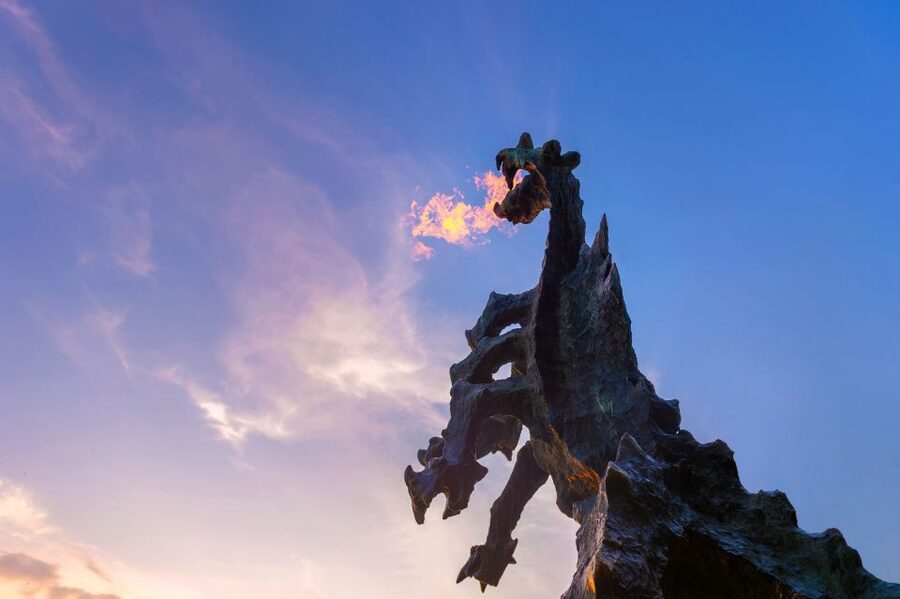 Krakow: Evening Walking Tour with Spooky Stories - The First Big Stops: Florian Gate and St. Mary’s Basilica at Night