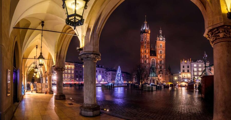 Krakow: Evening Walking Tour with Spooky Stories - Meeting at Hotel Polski pod Białym Orłem and Settling Into the Mood