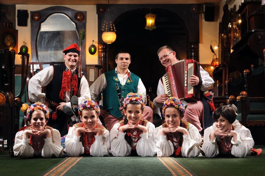 Krakow: Folk Show & 3-Course Dinner at Jama Michalika Café - How the 90 minutes really work, two mini-shows plus dinner