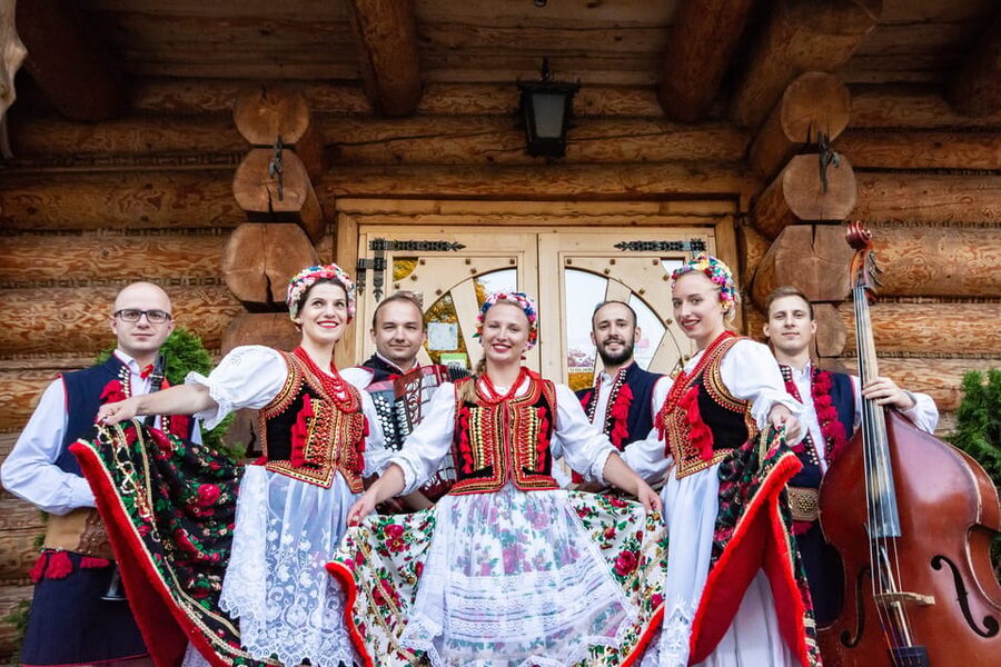 Krakow: Full Traditional Polish Dinner & Folk Show - Buffets and Unlimited Food: How to Eat Well Without Feeling Rushed