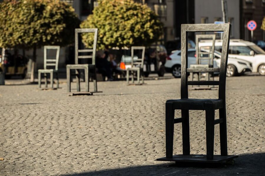 Krakow: Jewish Ghetto Walking Tour - Ghetto Heroes Square and the Chair Memorial’s Quiet Impact