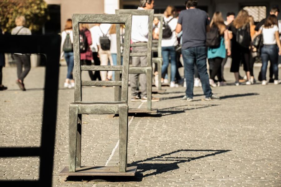 Krakow: Jewish Ghetto Walking Tour - Finding your guide at Schindler Factory Museum’s entrance