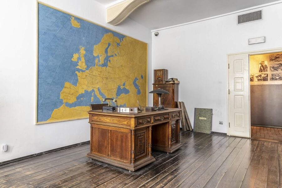 Krakow: Jewish Quarter and Schindler's Factory Guided Tour - The modern Kazimierz side, art shops and café energy
