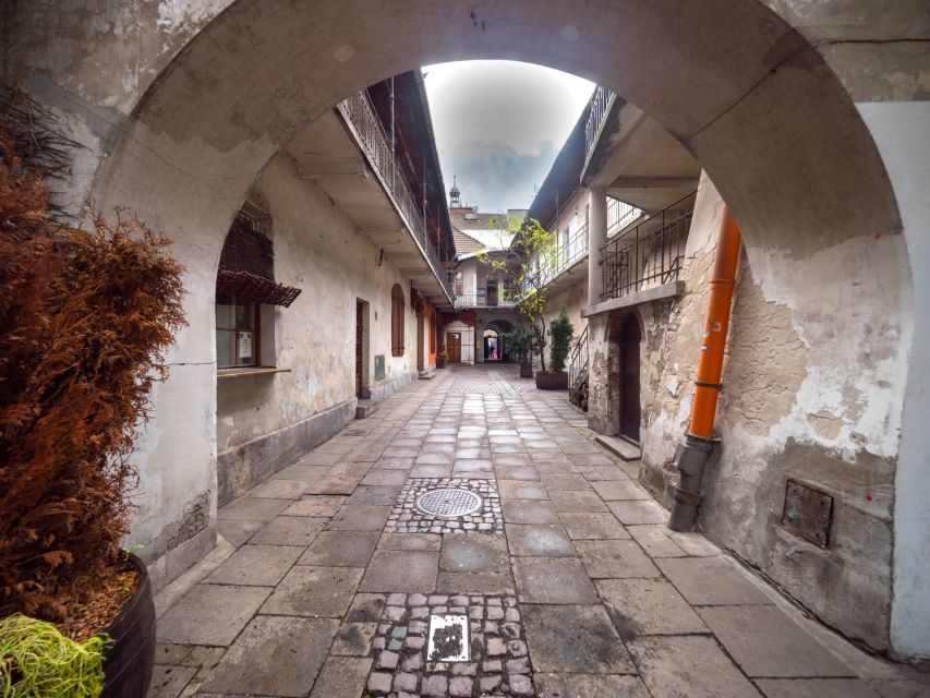 Krakow: Jewish Quarter Guided Walking Tour - Old Synagogue and Tempel Synagogue Stops: Places of Prayer and Presence