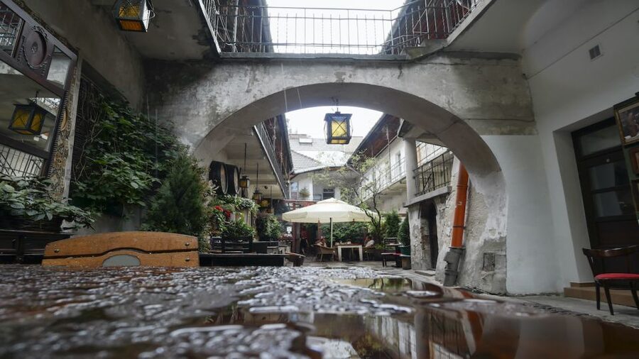 Krakow: Kazimierz Jewish Quarter Walking Tour - Remuh Synagogue and Cemetery: A Sacred Place That Still Matters