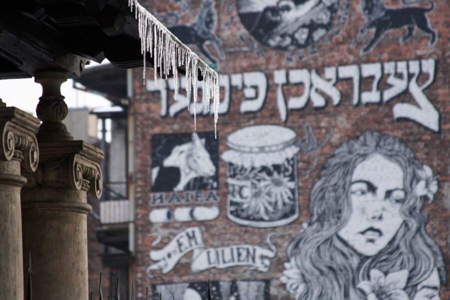 Krakow: Kazimierz Jewish Quarter Walking Tour - Starting at Szeroka 24 and quickly getting your bearings