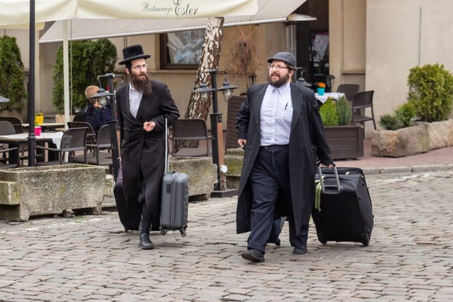 Krakow: Kazimierz, Schindler's Factory & Ghetto Guided Tour - Meeting at the Old Synagogue steps and getting oriented fast