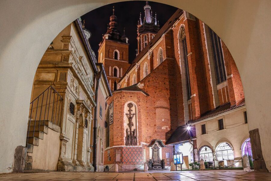 Kraków: Old Town & Wawel Castle Walking Tour in English - Key highlights worth showing up for