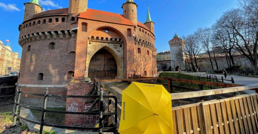 Kraków: Old Town & Wawel Castle Walking Tour in English - Meeting by the Barbican and Getting Your Bearings Fast