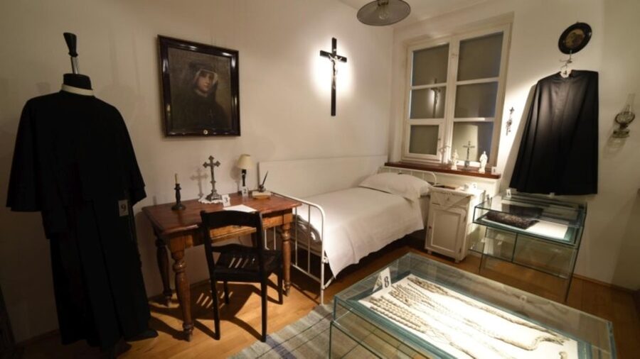 Krakow: Pope John Paul II Guided Tour with Home & Sanctuary - Polish live guidance plus audioguides in multiple languages
