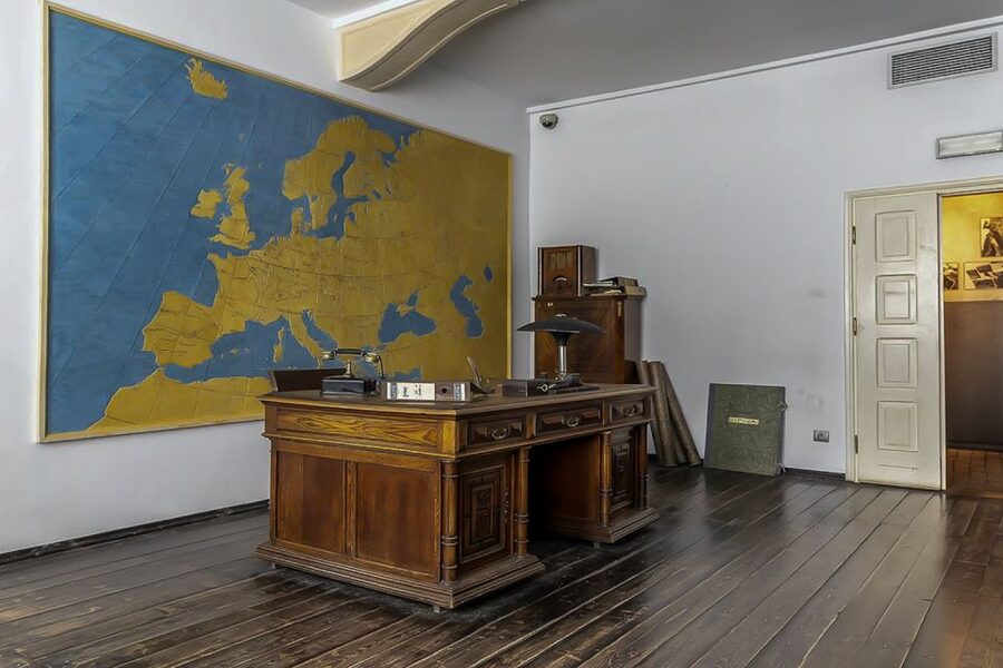 Krakow: Schindler's Factory & Ghetto Guided Tour - The guided path through wartime Krakow: what you learn besides Schindler