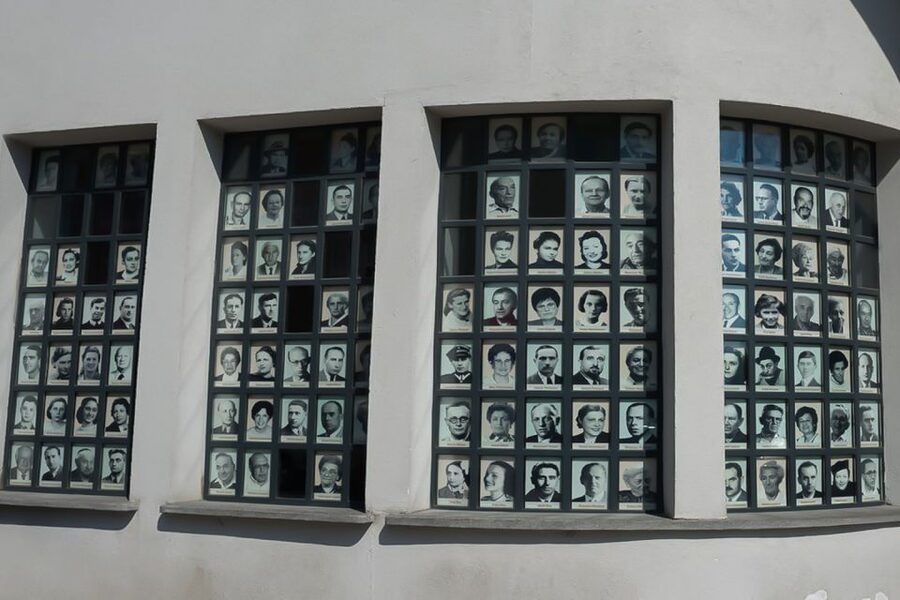 Krakow: Schindler's Factory & Ghetto Guided Tour - Pace, room size, and photo reality in the Schindler museum