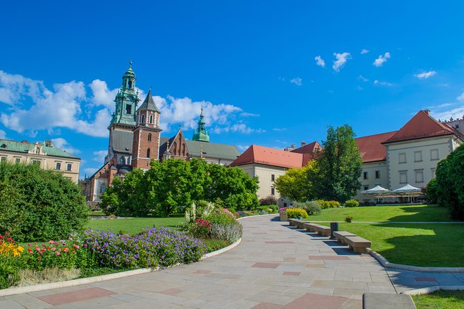 Krakow: Skip-the-Line Wawel Castle & Old Town Guided Tour - Wawel Castle, inside and out, without losing time in the crowd