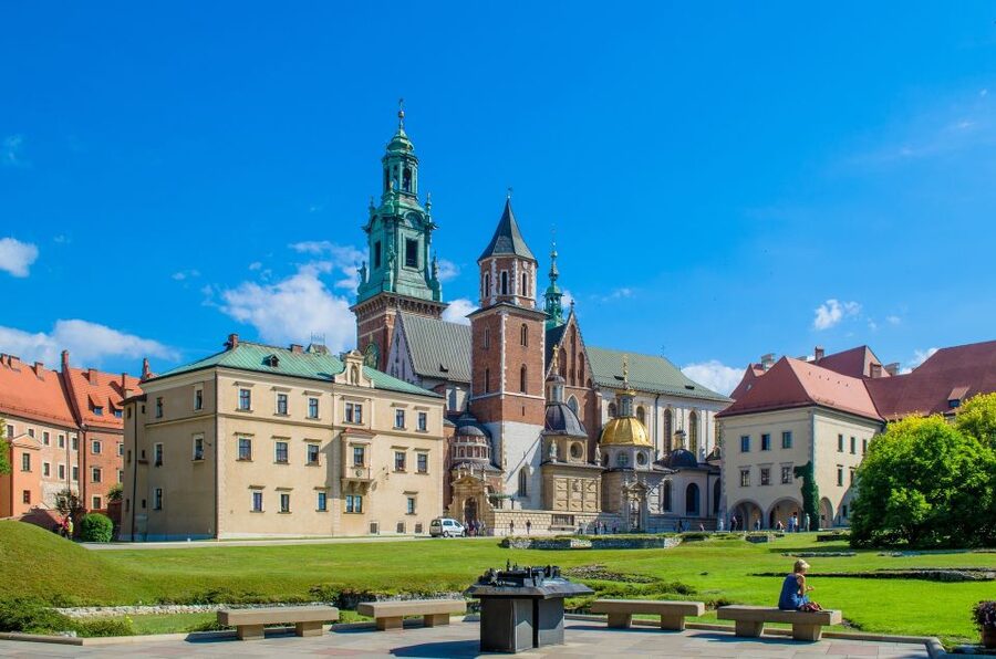 Krakow: Skip-the-Line Wawel Castle & Old Town Guided Tour - What the guides do well, based on real experiences