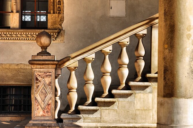 Krakow: Wawel Castle & Cathedral Guided Tour - Price and logistics that actually affect your day in Krakow