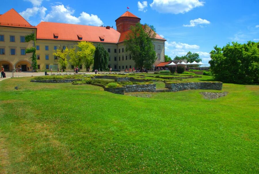 Krakow: Wawel Castle Guided Tour with Entry Tickets - Price and time: is $35 good value?
