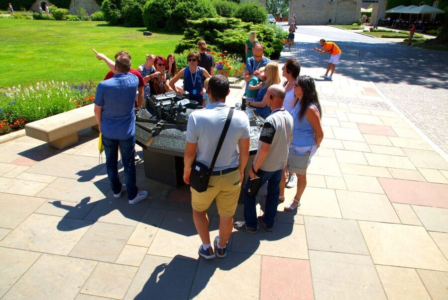 Krakow: Wawel Castle Guided Tour with Entry Tickets - Why a Wawel Castle guide beats wandering on your own